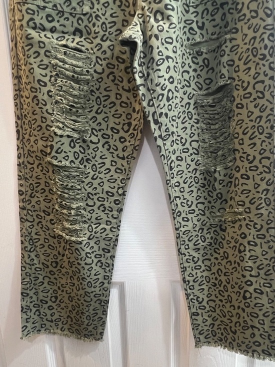 New Easel Cheetah Print Distressed Utility Cargo Pants Relaxed Fit Size Medium - Picture 3 of 14